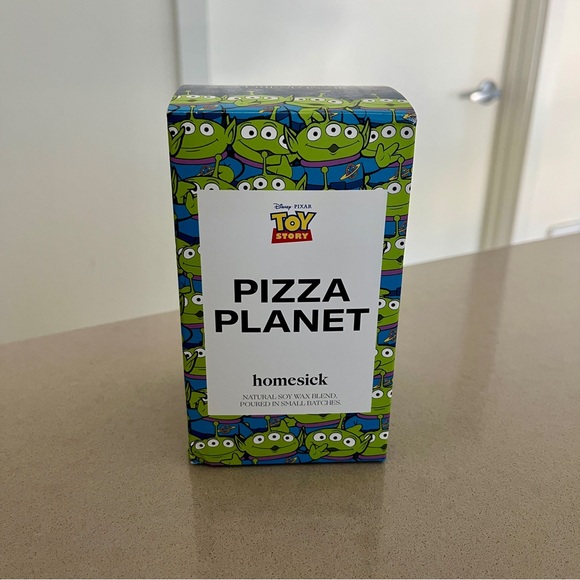 Disney Pixar Toy Story Homesick Pizza Planet 14 oz Candle - Picture 5 of 14